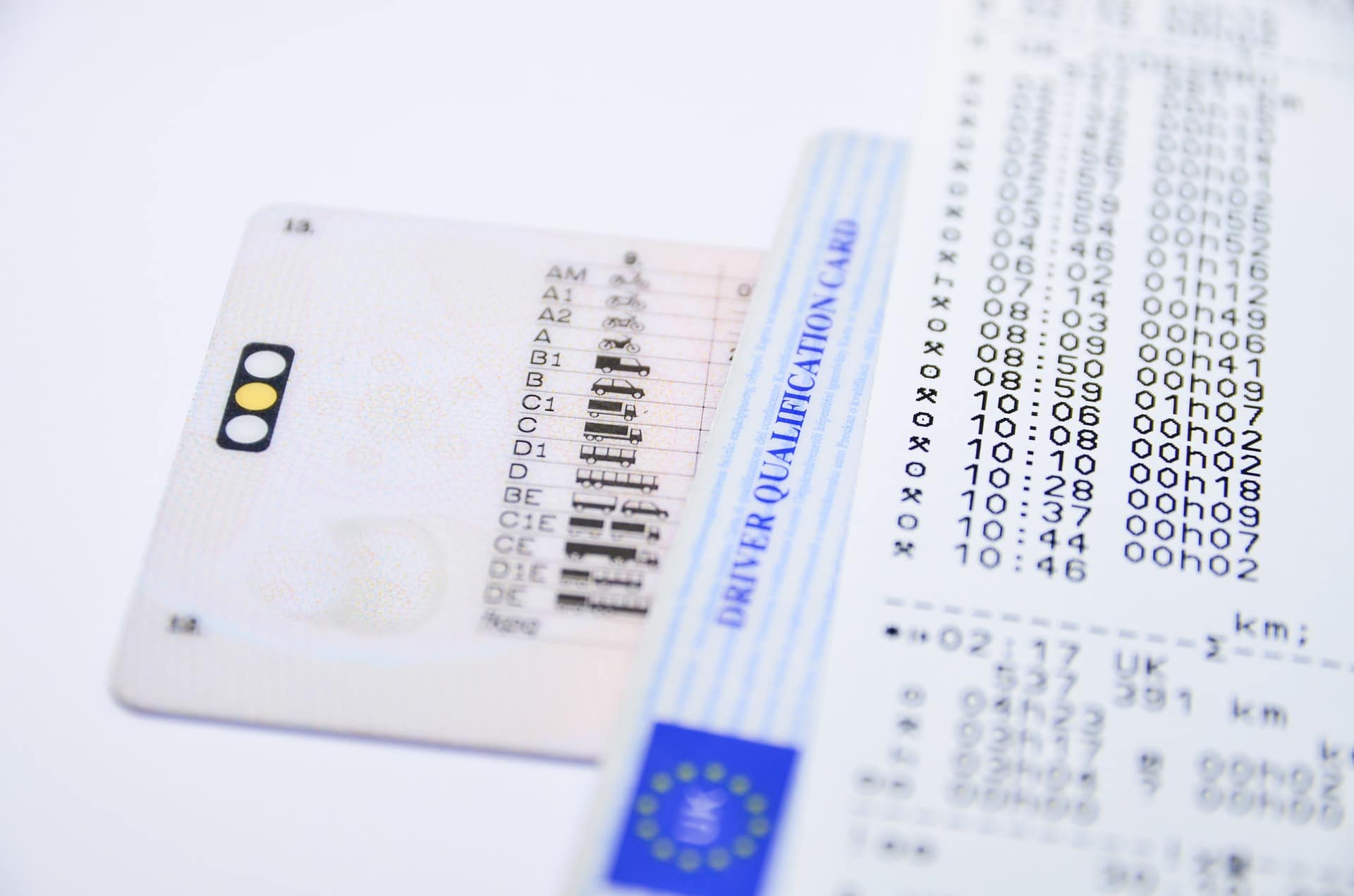 tarjeta de conductor y carné de conducir con ticket tacógrafo